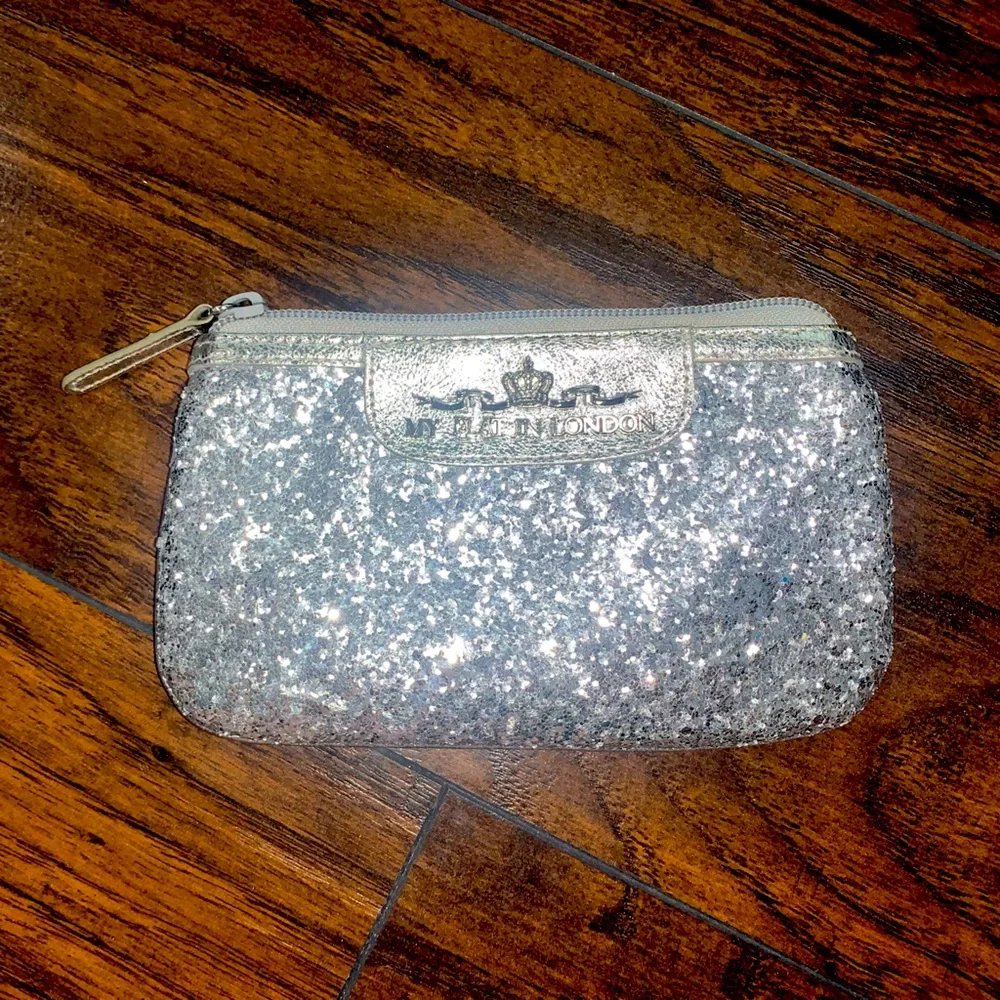 My Flat In London Silver Glitter Clutch/Crossbody with Chain - Picture 1 of 3
